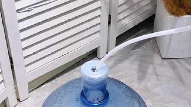 自带托盘抽水器再也不用手一直在那举着了，荣事达大品牌价格也不贵#小家电 #电动抽水器  #抽水器  