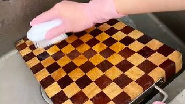 菜板清洁刷 家里的菜板一定要正确的清洗，这个菜板清洁刷是专为菜板设计的#清洁刷  #菜板清洁保养  