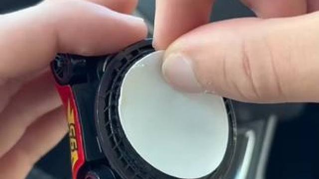 这个能甩尾的小车不得把我朋友迷成制丈~ #玩个很新的东西 #汽车摆件