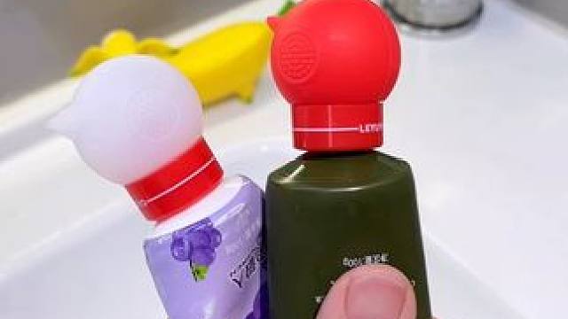 这个自动挤牙膏器的设计真太牛了！真空设计，能把牙膏用的一点都不剩，而且用多少挤多少，自动闭合，干净还