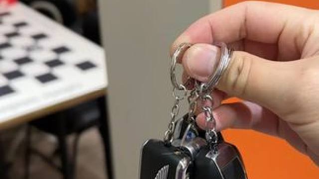 没有比这个更适合挂车钥匙的挂钩了~ #玩个很新的东西