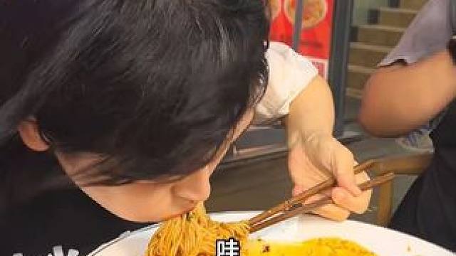 豪爽的沈阳姑娘来1分钟吃完6两面没吃饱还要再煮1斤，惊呆胖妹！#重庆小面 #小面调料 #美食