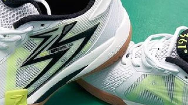 一双让人眼前一亮的羽毛球鞋