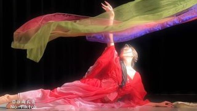 她的裙摆应该掀起旷野的风，而非困在四壁的暗#舞蹈 #氛围感 #古典舞