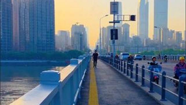 湘江水穿长沙城中央而过，不偏不倚，生生不息，世代更替。