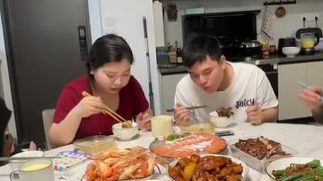 三姐妹带着老公回家庆祝母亲节，一人做一个菜，看看谁做的最好？ #母亲节 #vlog #vlog日常 