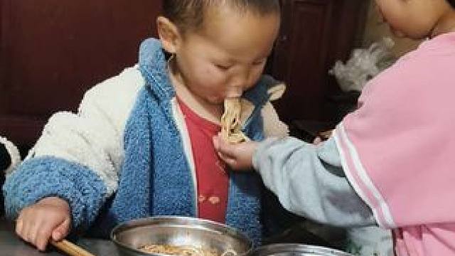 今天煮的米线挺有食欲的。 #农村娃