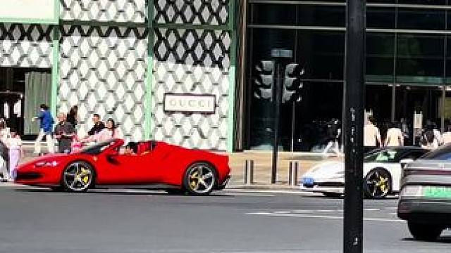 杭州万象城第三视角，一个路口惊现三台法拉利#法拉利296 #法拉利sf90 #法拉利roma