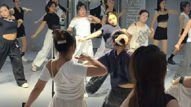 为什么越来越多人走进舞蹈室
因为跳舞真的很快乐，让人放松释放
工作压力、生活压力#仪陇舞蹈室 #仪陇