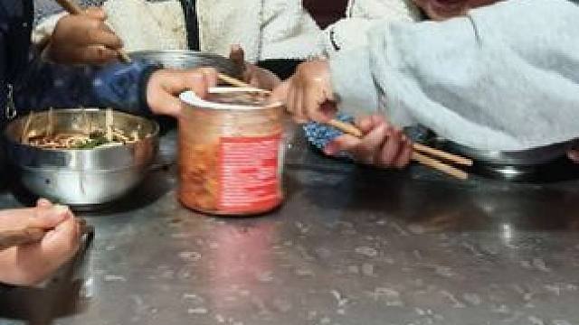 今天煮了米线给四个孩子吃。#农村娃