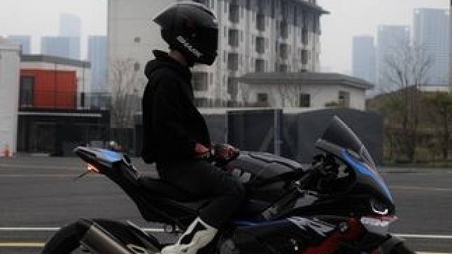 如果你当时开的是这台雷霆 她还会跟着得吃小子走吗..#机车摄影 #宝马m1000rrm雷霆版 #BM