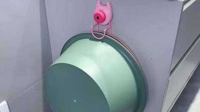 吸盘脸盆挂钩 这款吸盘脸盆挂钩 真不错，免打孔上墙，全家的脸盆都能上墙收纳不占地方，大号脸盆也没问题