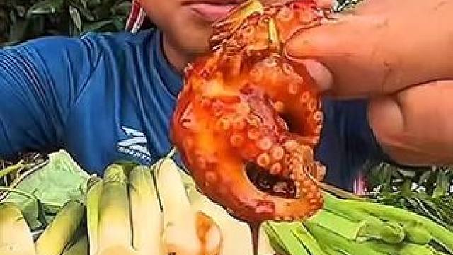 手剥笋黄花蔺酸辣浇汁️小八爪 #美食 #泰国美食 #户外美食 #内容启发搜索