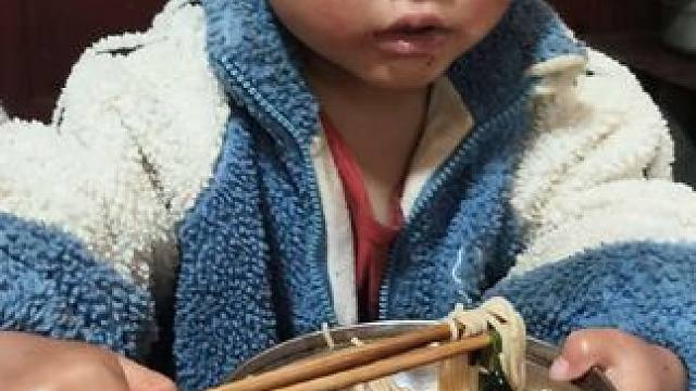 小双吃米线挺有食欲的。#农村娃
