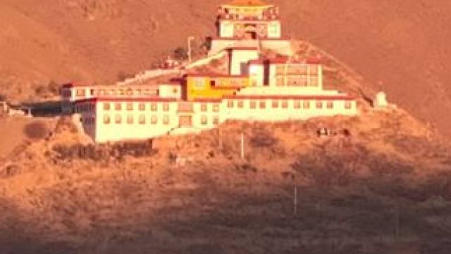 在经幡飘动的地方，让鹤鸣与风声永远对唱。 