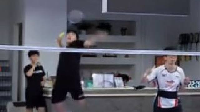 也是用上了童年喜欢的技能了#羽毛球 #重杀 #双打