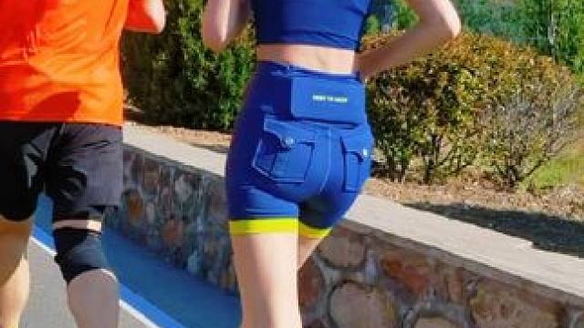 涉县半程马拉松赛道最靓女神 拍照时纯属调侃，帅哥美女均是偶遇，这哥们儿够敞亮，加油！#跑步治愈一切 