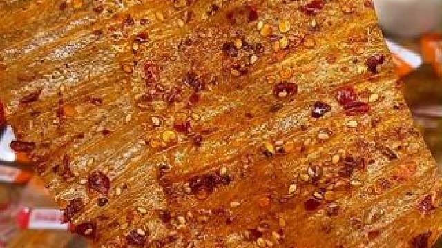 一口下去满满都是豆香味，咸咸辣辣脆脆的#辣条· #零食分享 #好吃到停不下来