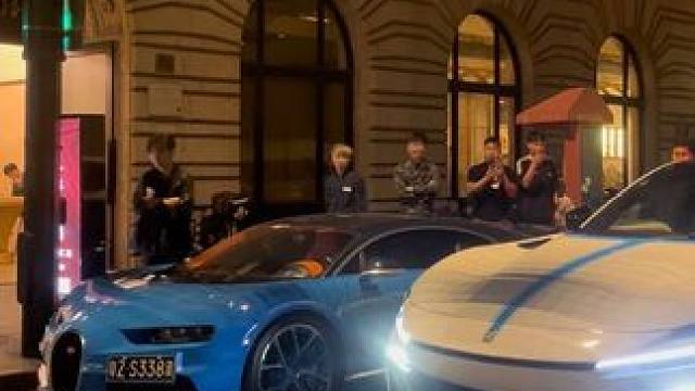 当#法拉利fuv 同框#布加迪，谁的压迫感更强#街拍豪车 #上海