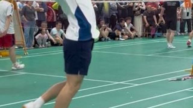 羽毛球精彩男单比赛，帅气跳杀一锤定音