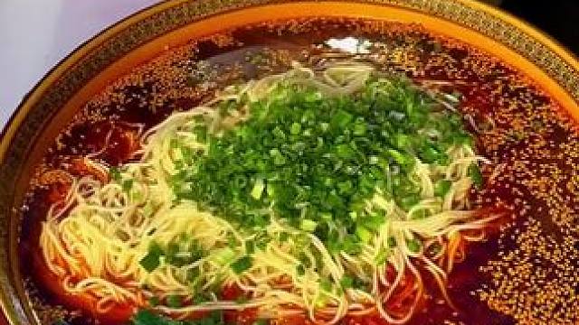 能吃10个羊头的新疆美女挑战2斤半面，怎么漂亮不敢信能吃2斤！#这一碗好过瘾 #小面调料 #重庆小面