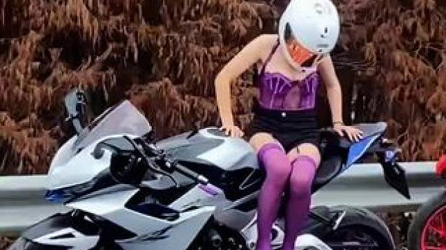 #蔡萝莉 #国外视频分享 #非原创作品 #拍一张少一张的撕拉片 #女骑