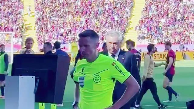 安切洛蒂一旁见证！裁判观看var之后认定