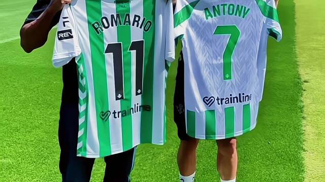 圆神安东尼和巴西前辈罗马里奥交换球衣，还得表演一下转圈圈