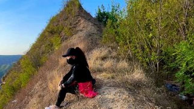 心情不好时，就出去走走，别让自己太累。看曼妙的风景，感受生活的惬意。风景不需要多美，卸下一身的疲惫才