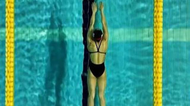 航拍视角欣赏自由泳动作，脚蹼加持速度太丝滑了！ #学游泳 #游泳 #自由泳 #游泳训练