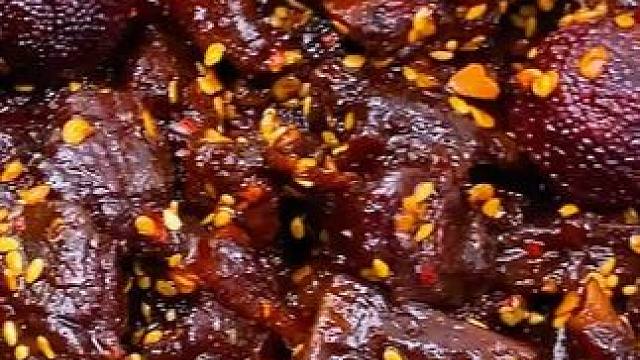 爱吃碎碎鸭一点要试试这个加了杨梅果肉的碎碎鸭，肉质紧实很有嚼劲，卤的特别入味#好吃到停不下来 #零食