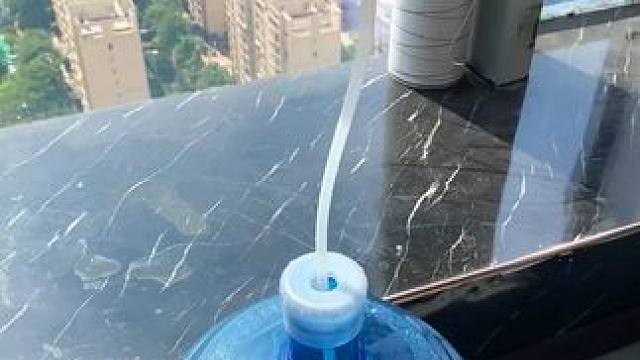 自带托盘抽水器 自带托盘抽水器再也不用手一直在那举着了，荣事达大品牌价格也不贵#小家电  #电动抽水