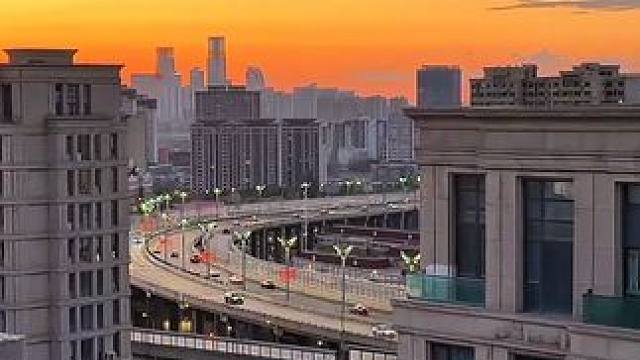 九点四十的乌鲁木齐，夕阳的余晖将整个城市染成金色，给人一种温暖而浪漫的感觉。#乌鲁木齐 #万人说新疆