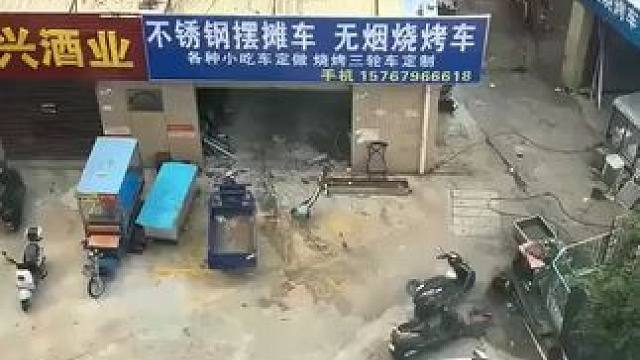 猫：谁懂啊，家人们，抓个小孩！