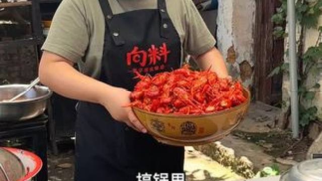 今天称了15斤小龙虾，中午做了一桌小龙虾宴，龙虾拌面真的太香了！#小龙虾  #小面调料 #吃龙虾的季