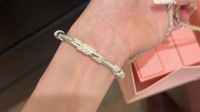 爸爸你没给我买的手镯 黄毛小子替你买了#银手镯 #每个女孩都有一个镯子 #惊喜跟礼物都是来自爱你的人