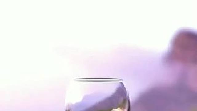 与其让孩子沉迷于手机游戏世界里，不如带孩子动手做这些科学小实验，激发孩子的求知欲与探索心，让孩子爱上