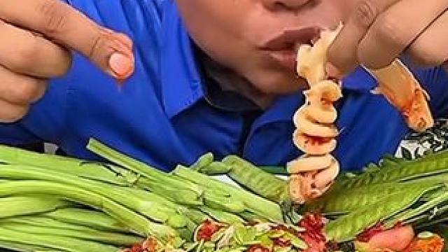 新鲜蔬菜酸辣凉拌️大花肠 #美食 #泰国美食 #户外美食 #内容启发搜索