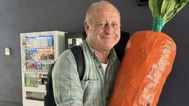 他是墨尔本会固定刷出的NPC #墨尔本  #胡萝卜爷爷  #温暖  #内容启发搜索