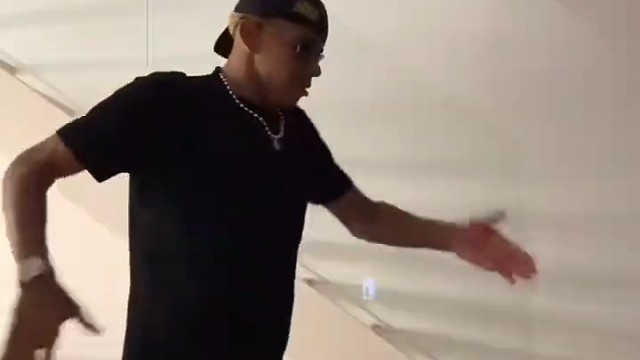 亚马尔与朋友们在一起跳舞庆祝