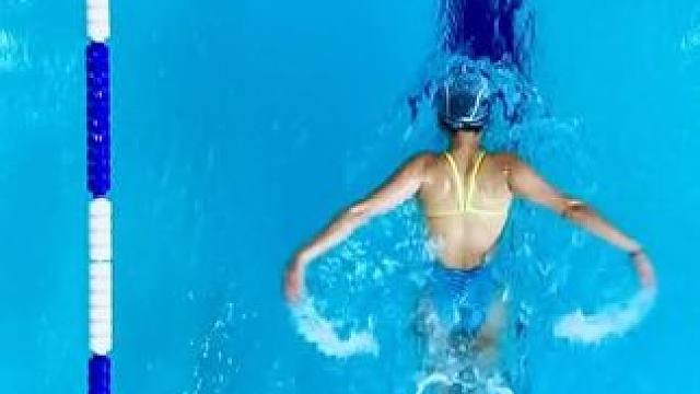 航拍视角欣赏蝶泳动作，简直不要太丝滑了！ #蝶泳 #游泳 #游泳训练