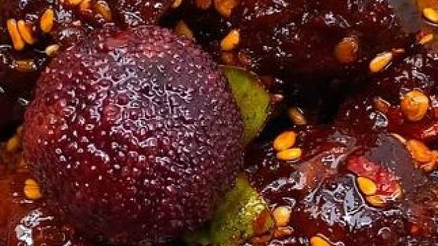 里面加了杨梅的杨梅碎碎鸭是真的好吃，肉感十足，三分微酸七分甜辣解馋解腻，好吃到嗦手指#好吃到停不下来