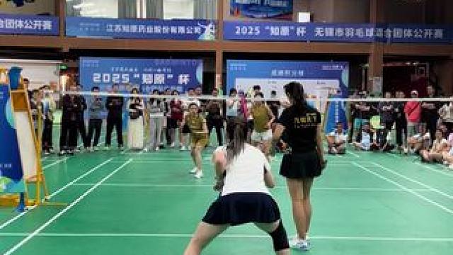 低视角欣赏羽毛球精彩业余女双比赛