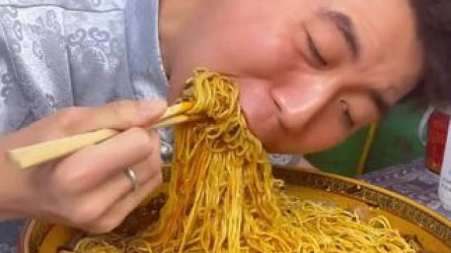 内蒙小伙狂炫2斤半小面，就为了这桶向料重庆小面调料！