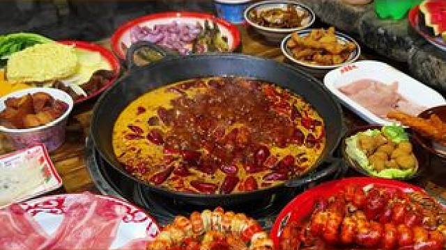 玉姐重庆老火锅店面周年庆请大家喝啤酒吃小虾，鲜辣滋味，真的让人流连忘返呀，团购活动火热进行中，69元