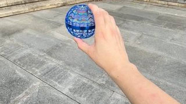 没有男生会拒绝这么好玩的飞行球吧~ #有男生会拒绝这个玩具吗 #酷炫