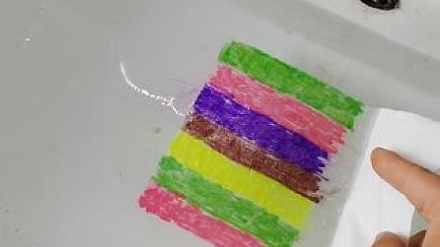 太神奇了！把纸巾放在水里，居然会出现彩虹？