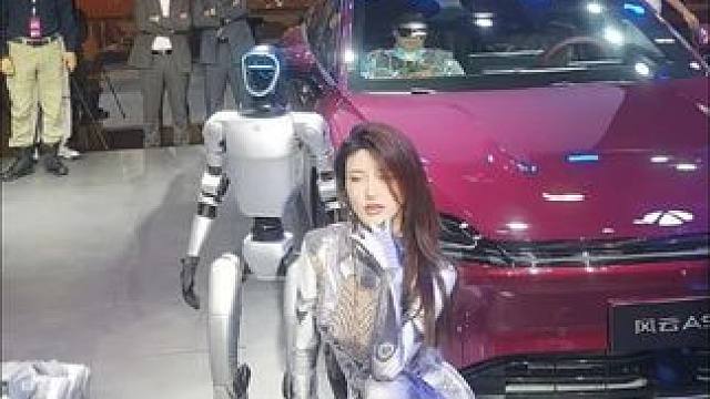 这眼神很小乌苏 #2025青岛车展 #小乌苏 #小乌苏tina路人视角 造型很太空人