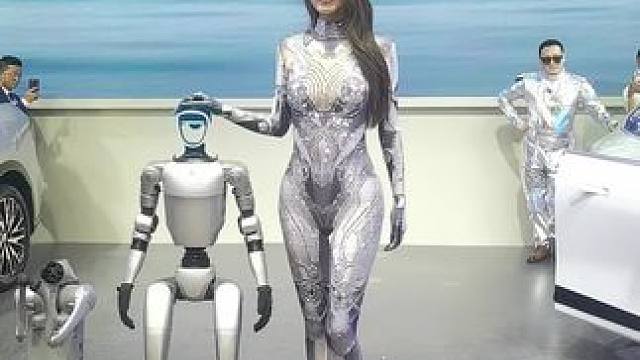 这衣服太帅了 #2025青岛车展 #小乌苏 #小乌苏的造型很机器人