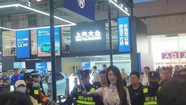 小乌苏 又一场巡演##2025青岛车展 #小乌苏的衣服很机器人